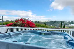 3BR with Hot Tub, Sunset Deck, AC, Luxury Dining
