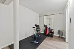 5br, Sleeps 10, 3 living rooms, Huge Back Yard