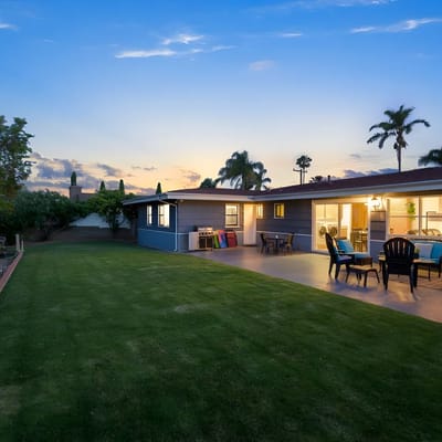 5br, Sleeps 10, 3 living rooms, Huge Back Yard