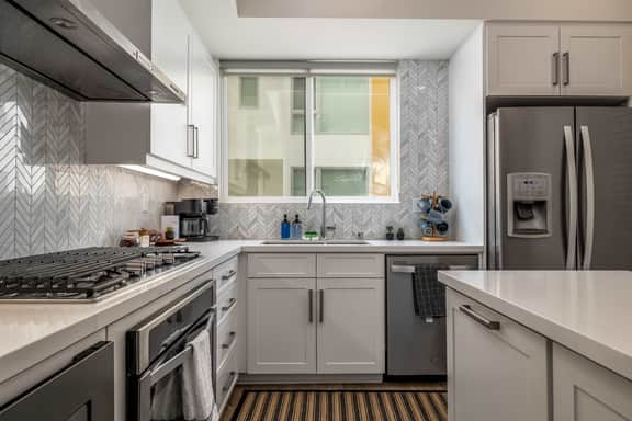 3BR with Hot Tub, Sunset Deck, AC, Luxury Dining