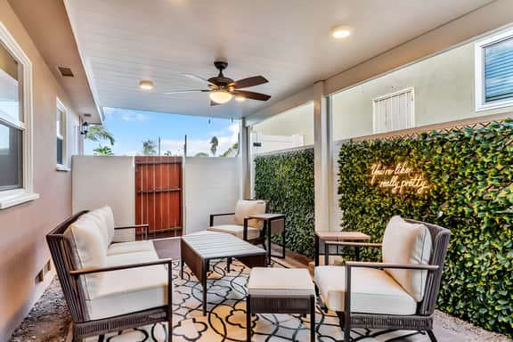 3BR with Hot Tub, Sunset Deck, AC, Luxury Dining