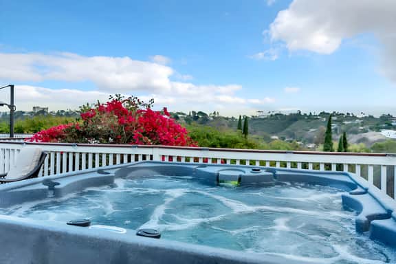 3BR with Hot Tub, Sunset Deck, AC, Luxury Dining