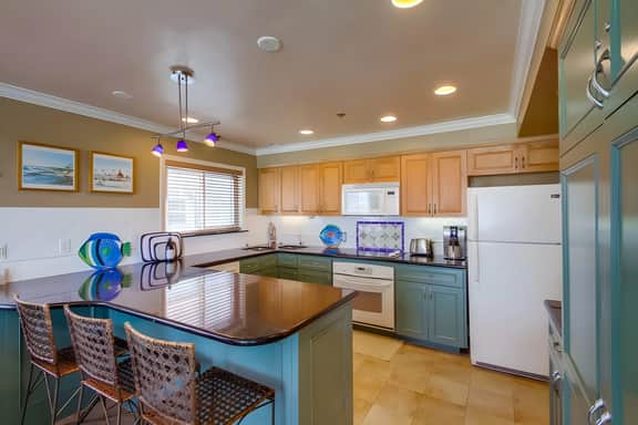 Bayside Gem - Beachfront - Vibrant - Ocean Breeze