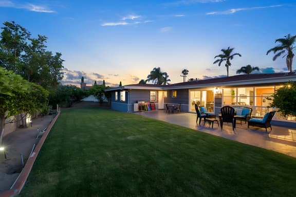 5br, Sleeps 10, 3 living rooms, Huge Back Yard